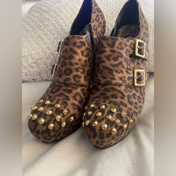 Guess Leopard/Cheetah Print Bootie Heels w/Gold Spikes - Picture 3 of 9